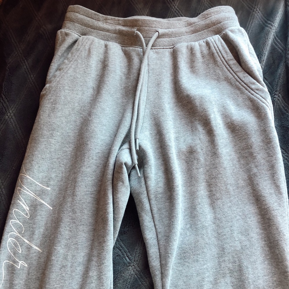 gray under armour sweatpants